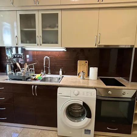 Quiet 2 Bedrooms Downtown Apartment *